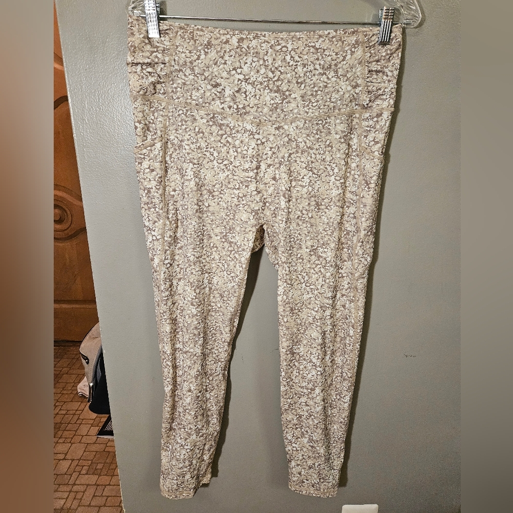 ZYIA Beige Patterned Cropped Pants 5 Items $10